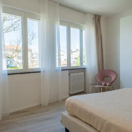 Lux 6, Emma